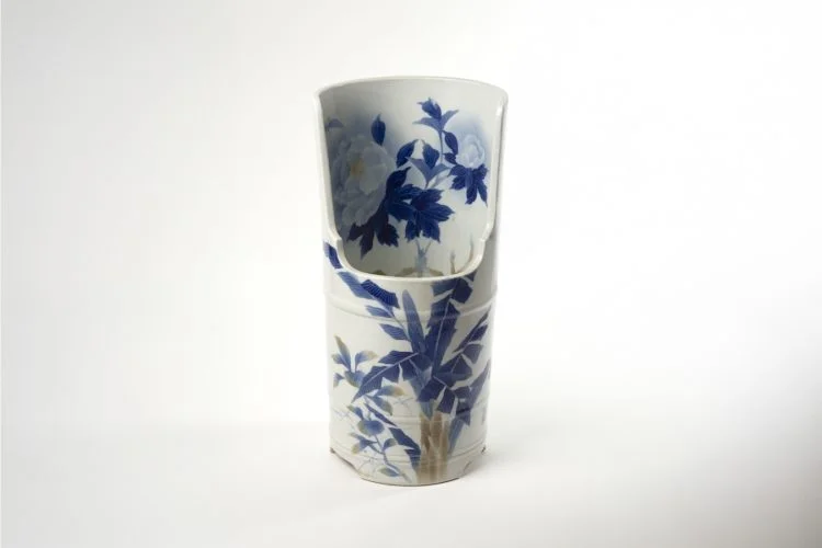 染付花と蝶図（牡丹と芭蕉）向高形小便器